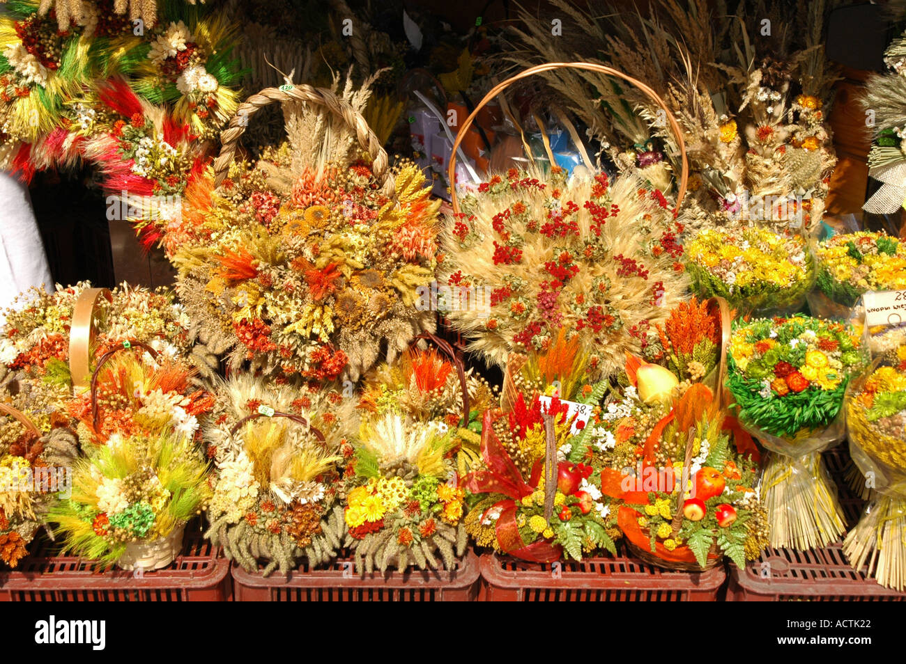 Bouquets de fleurs séchées sur le marché rue Krupowki, Zakopane, Pologne Banque D'Images