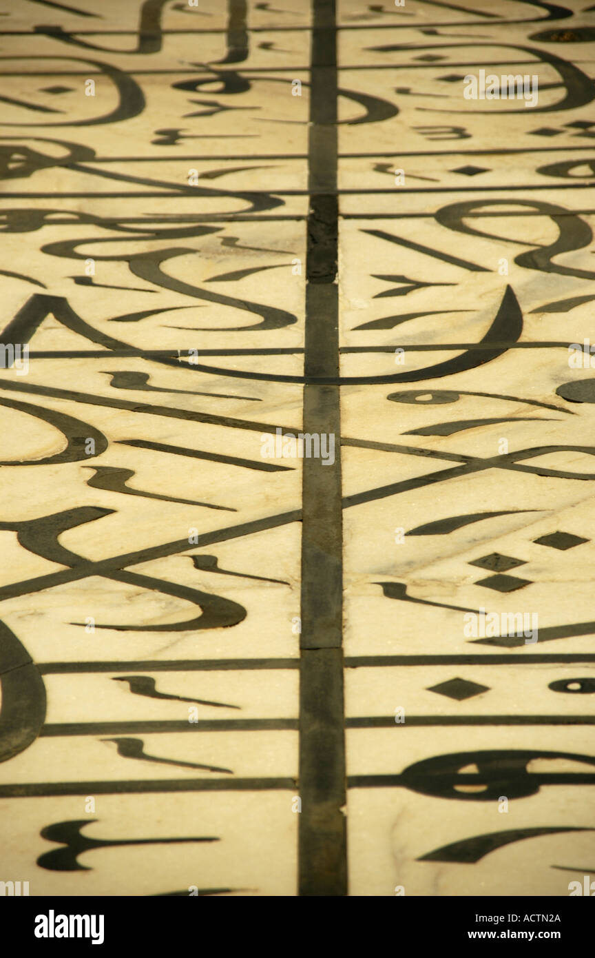 Beaux-arts de script Kufi marbre noir sur blanc en Taj Mahal Agra Uttar Pradesh, Inde Banque D'Images