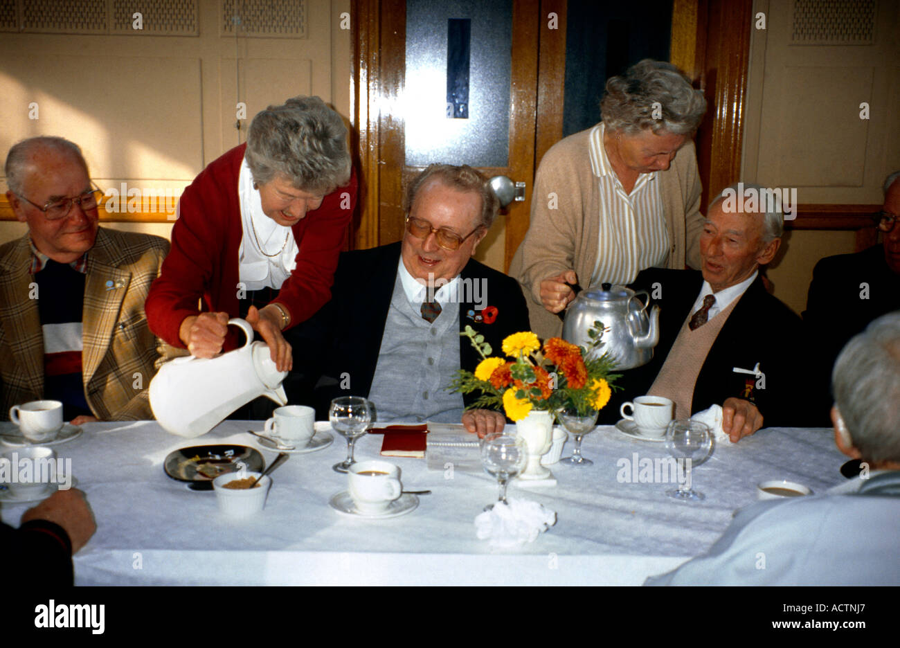 Nous nous souviendrons des travailleurs bénévoles de l'Association servir le café Banque D'Images