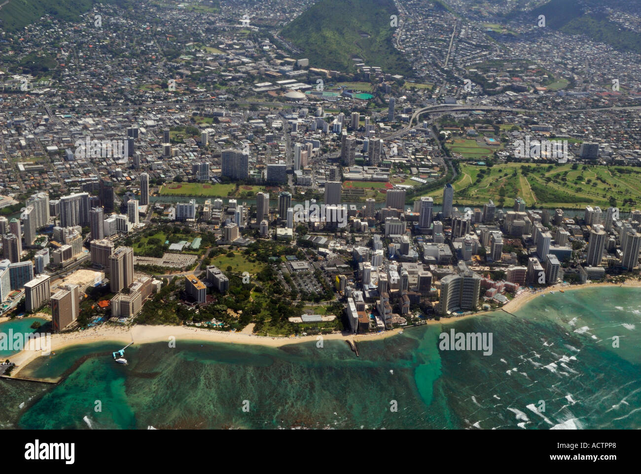 Vue aérienne de la plage de Waikiki hôtels et le Fort De Russy Oahu Hawaii réservation militaire Banque D'Images