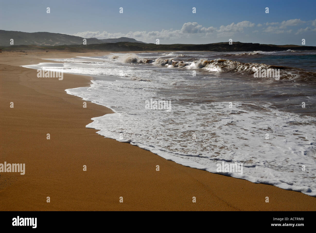 Les vagues sur la plage de 3 miles Moomomi Molokai Banque D'Images
