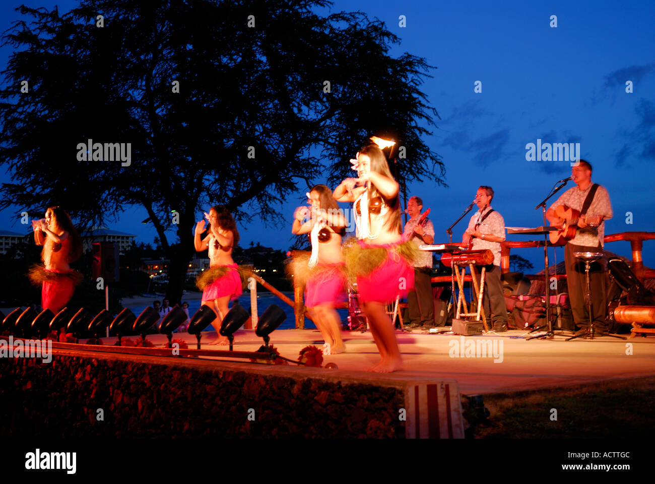 La Hula danseurs sur scène à la tombée de la nuit après un luau à Maui Hawaii Banque D'Images