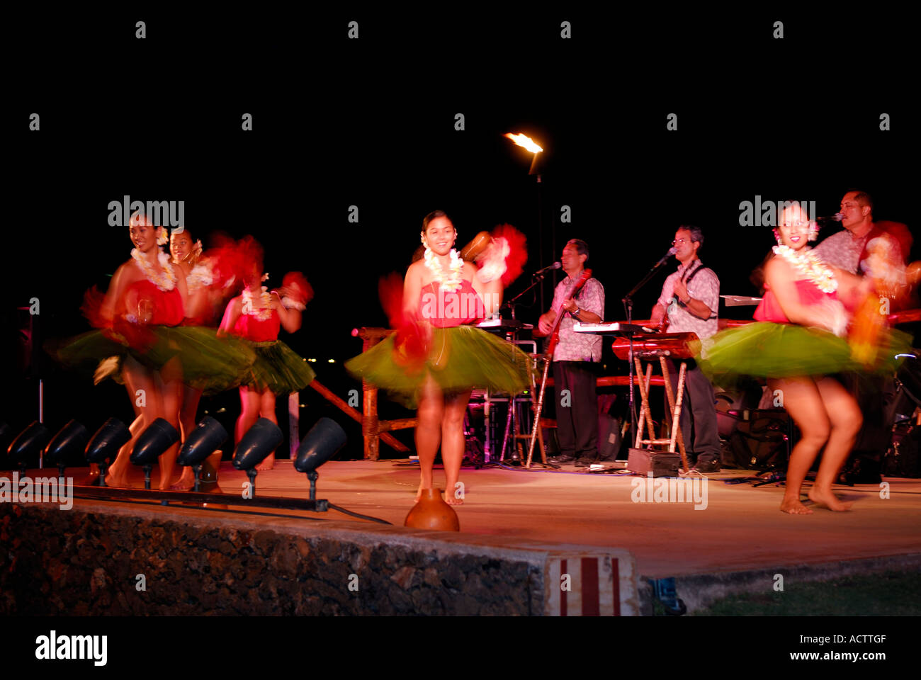 Les artistes de la danse Hula sur scène le soir après une luau à Maui Hawaii Banque D'Images