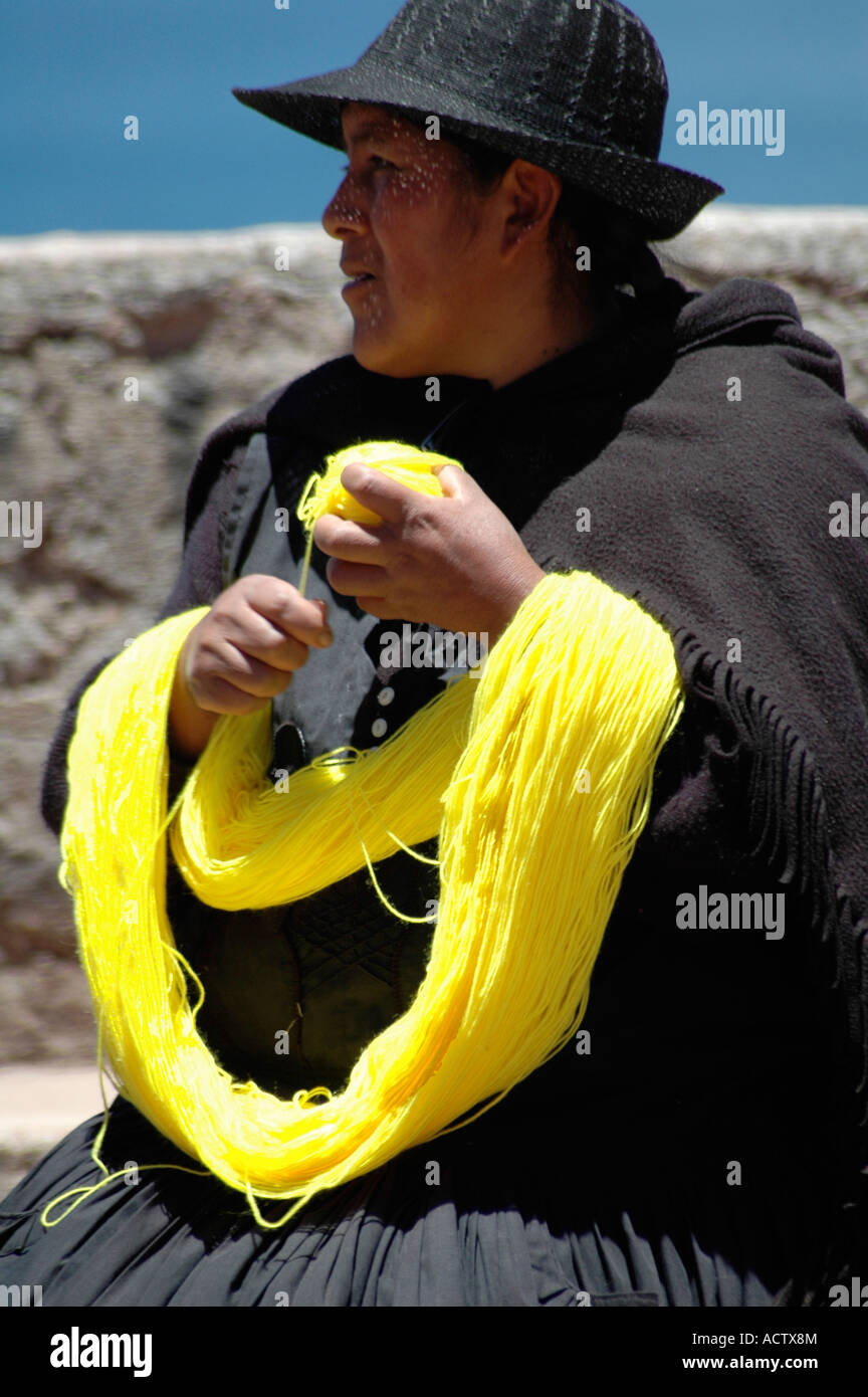 Vieille Femme filage de la laine dans la rue d'Amérique du Sud Bolivie Banque D'Images