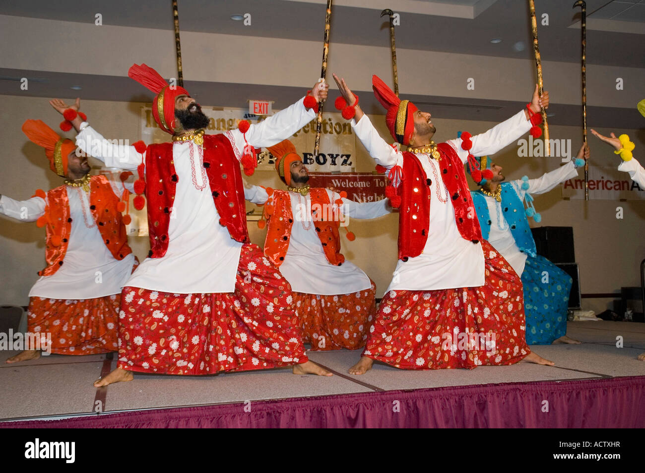 Une équipe de danseurs de BHANGRA PERFORMING ON STAGE Banque D'Images