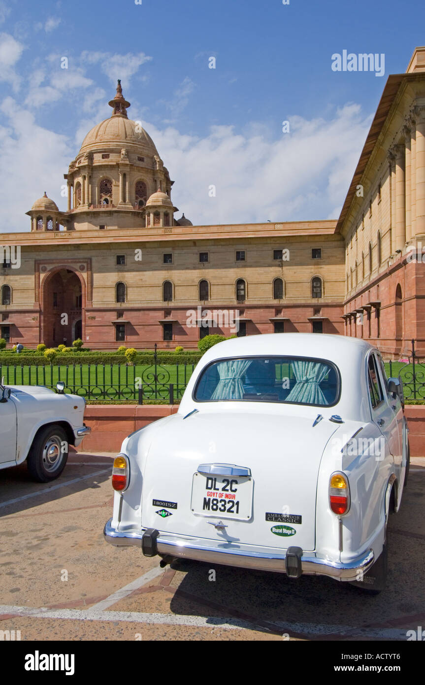 Un avis du Secrétariat bâtiments (édifice du sud) sur Raisina Hill avec un gouvernement Ambassadeur blanc voiture garée à l'extérieur. Banque D'Images