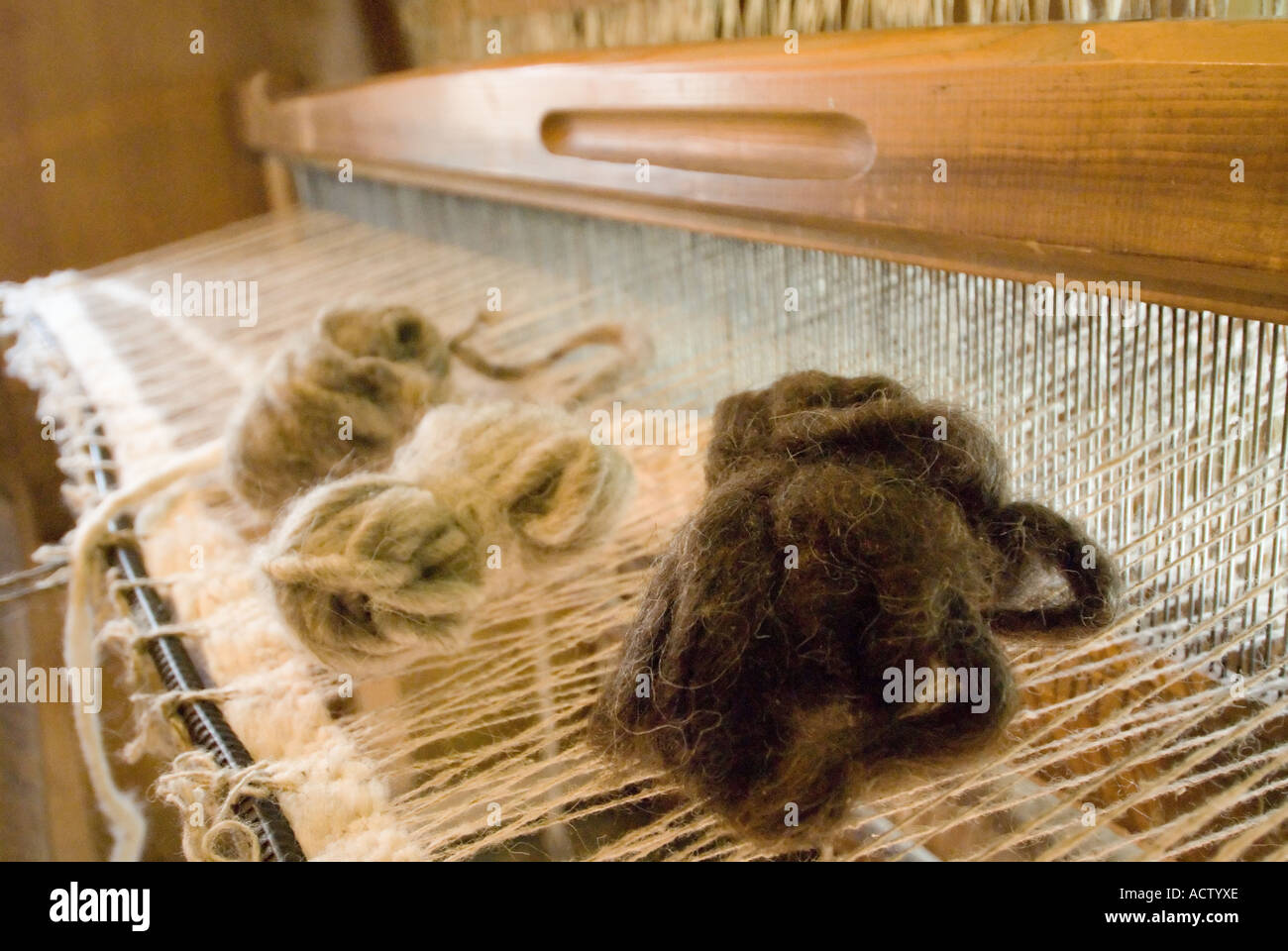 Et à tisser la laine filée main pour tisser couvertures en laine épaisse Hutsulshyna Hutzulshyna Carpates ouest de l'Ukraine Banque D'Images