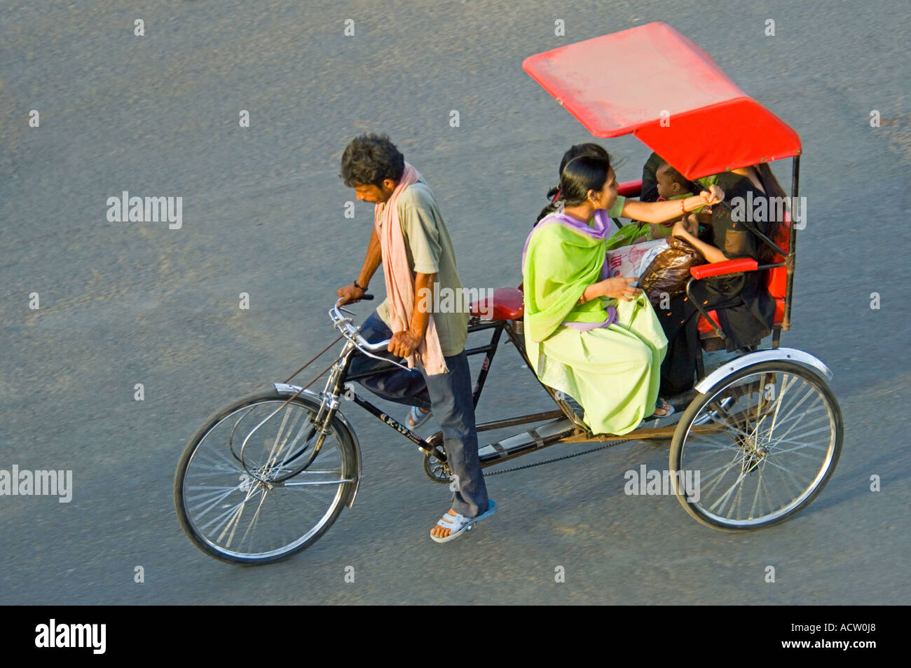 Une vue aérienne d'un cycle rickshaw qui circulaient sur la route avec des passagers indiens. Banque D'Images
