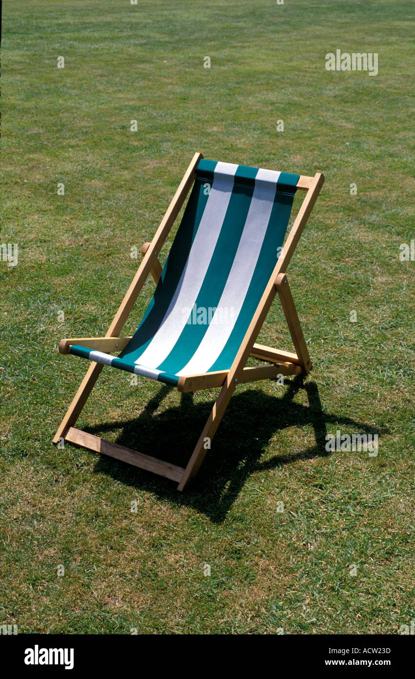 Chaise longue sur la pelouse des Jardins du Château de Walmer Walmer Angleterre Kent Banque D'Images