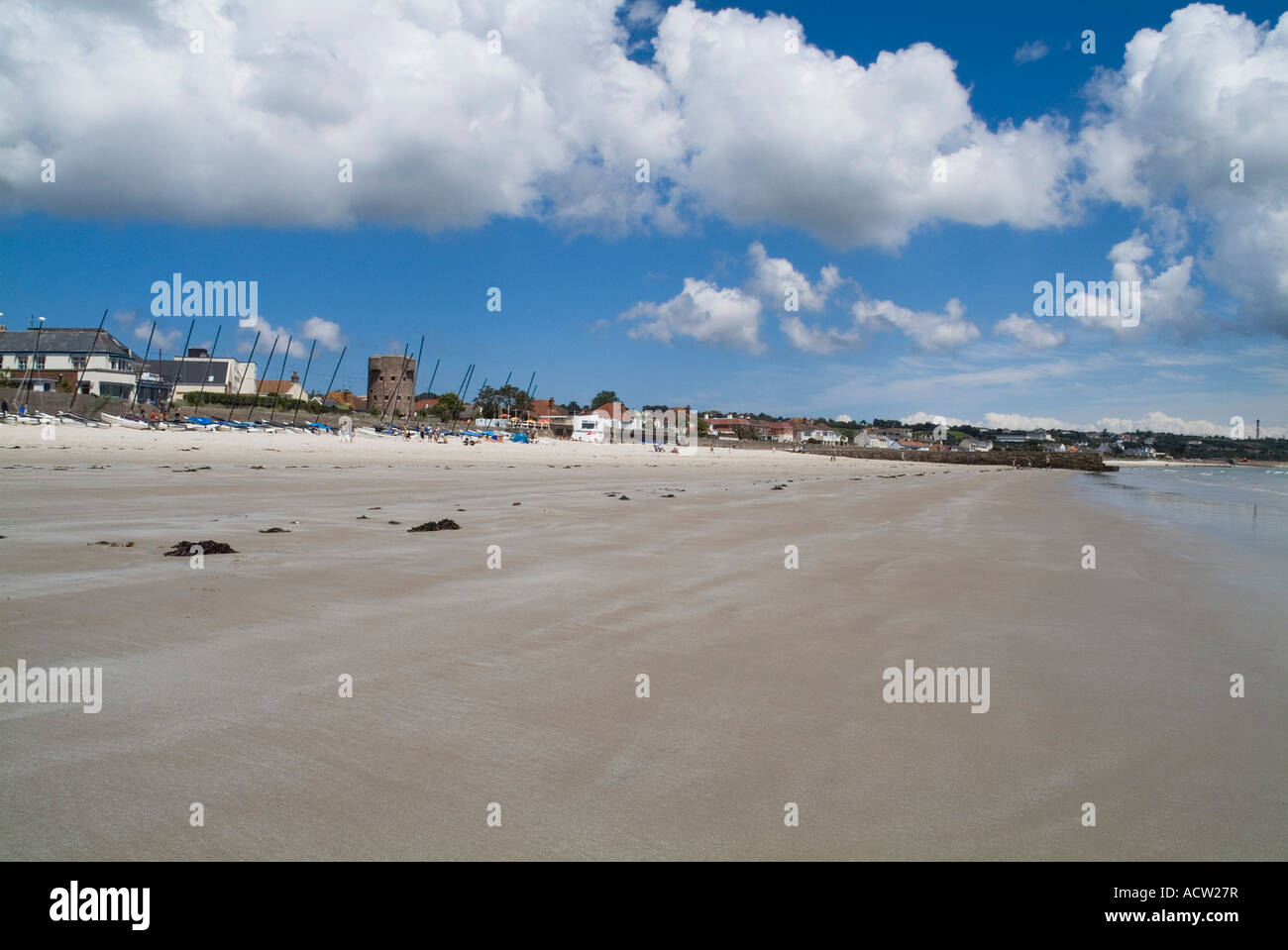 Dh St Aubins Bay ST AUBINS BAY JERSEY Seaside sandy beach et le front de mer Banque D'Images