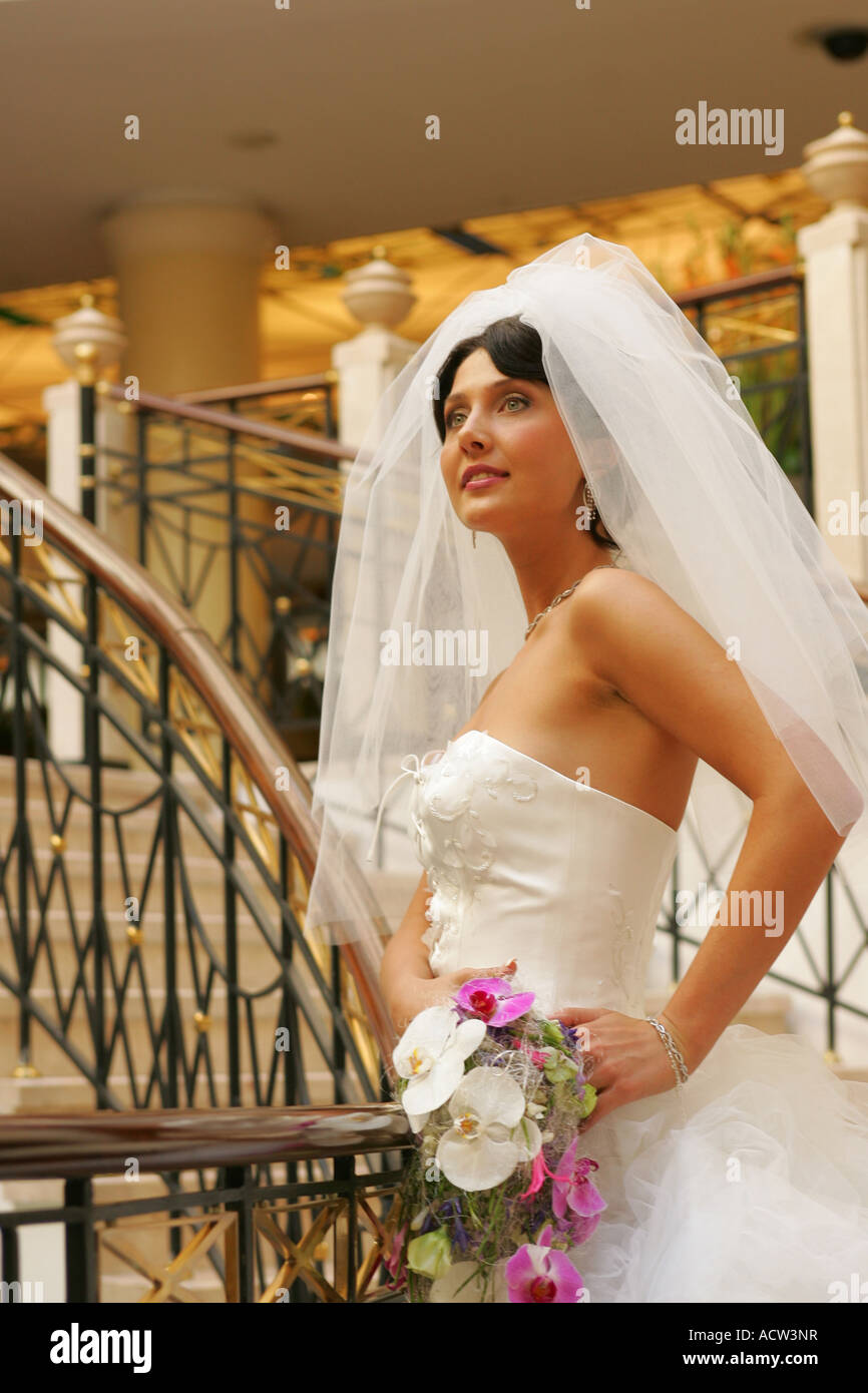 Portrait d'une jeune mariée au pied d'un escalier Banque D'Images