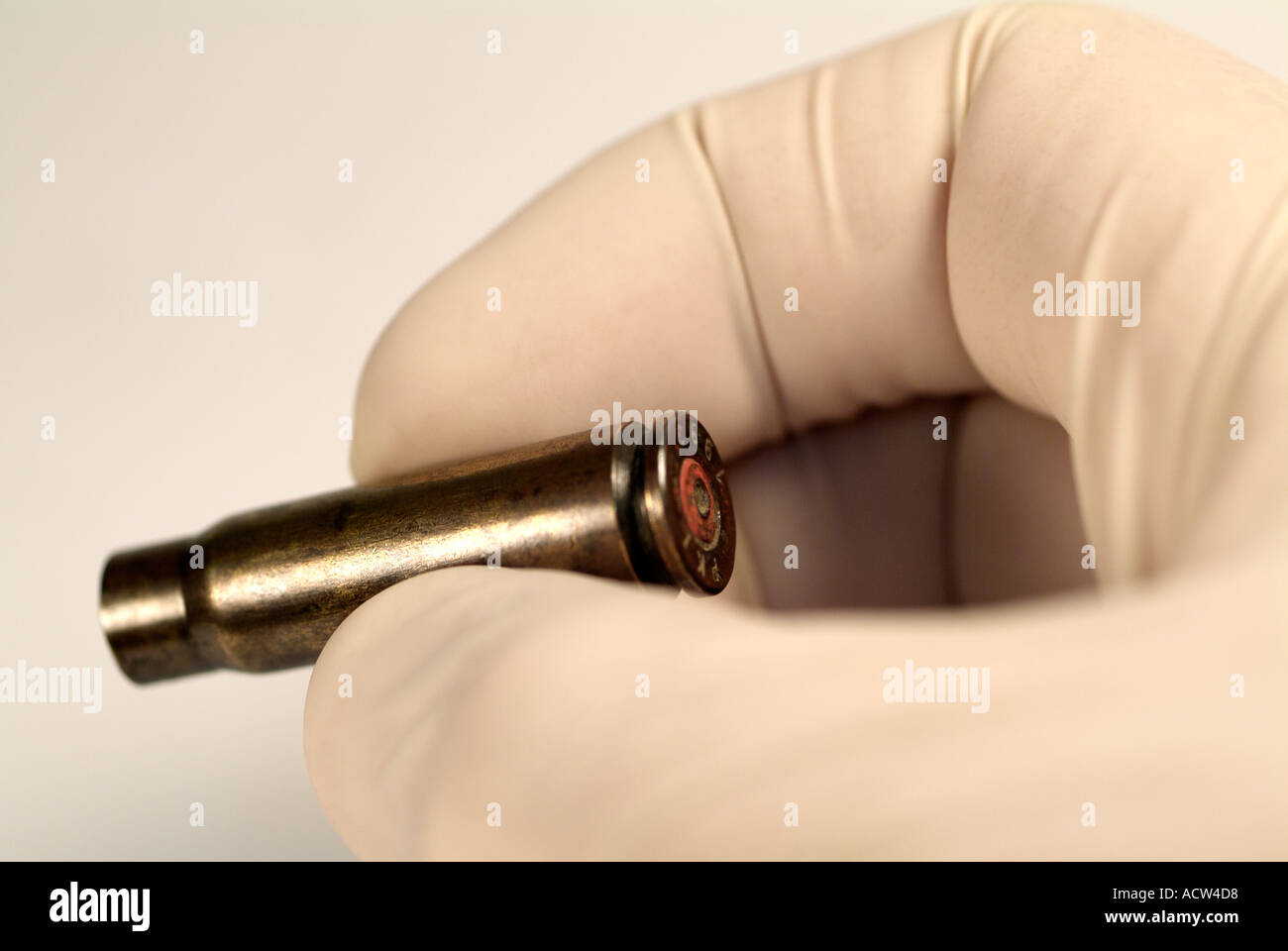 Médecin légiste l'examen d'une enveloppe cylindrique vide extraits à partir d'une scène de crime, Close Up. Banque D'Images