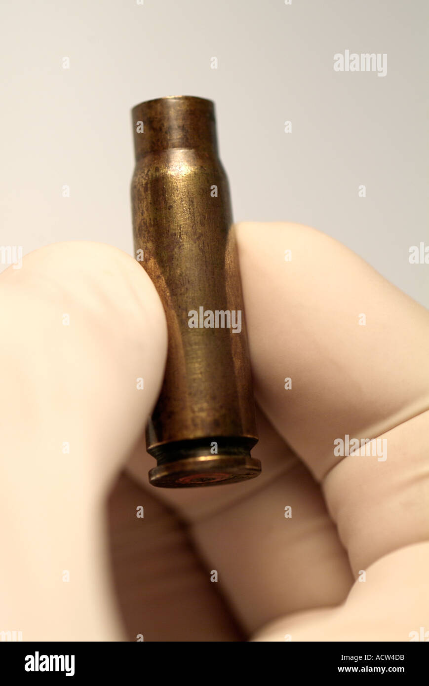 Médecin légiste l'examen d'une enveloppe cylindrique vide extraits à partir d'une scène de crime, Close Up. Banque D'Images