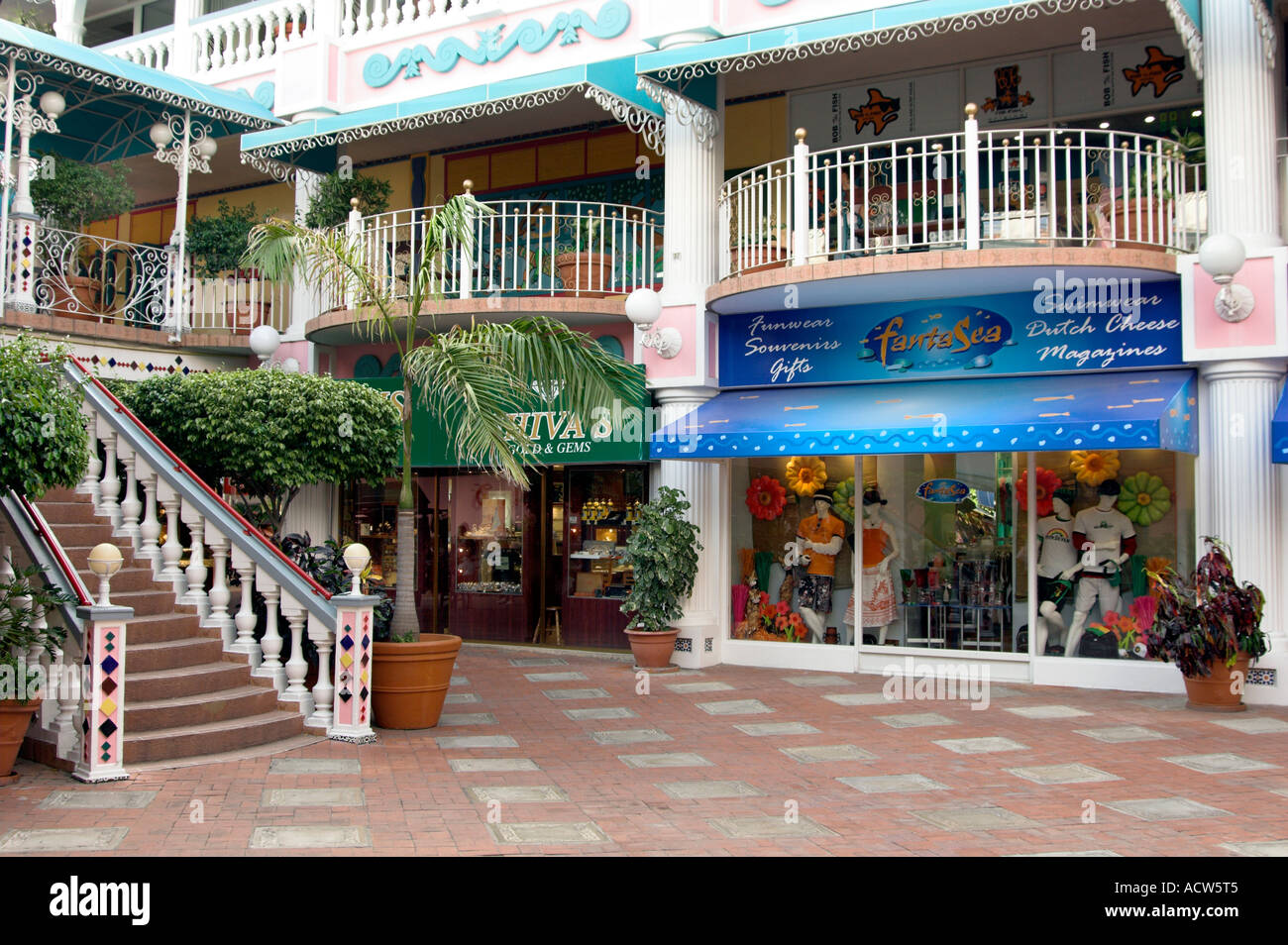 Décor fleuri dans un centre commercial à Oranjestad, Aruba, Antilles néerlandaises. Banque D'Images