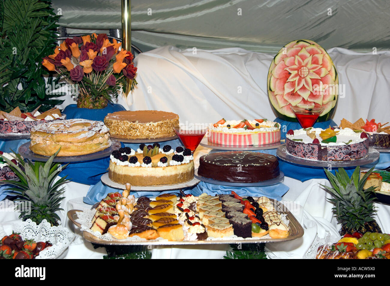 Une variété de desserts affichée à l'extravagance du désert sur le navire de croisière Holland America Zaandam Banque D'Images