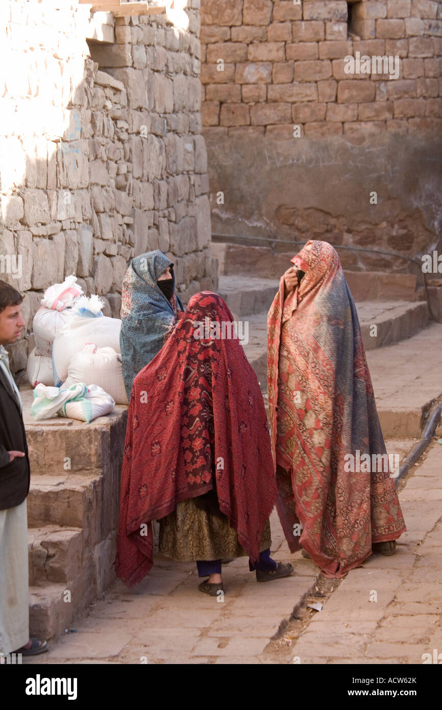 Les femmes yéménites dans le village de Thulla portant les couvertures colorées traditionnelles au Yémen Banque D'Images