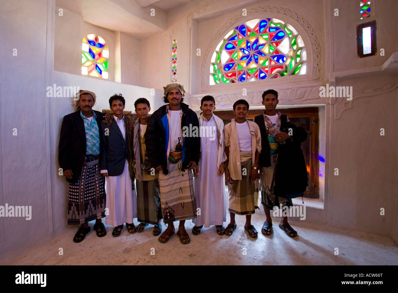 Les touristes visitant yéménite Dar Hal Hajjar le Rock Palace Wadi Dhar Yémen Banque D'Images