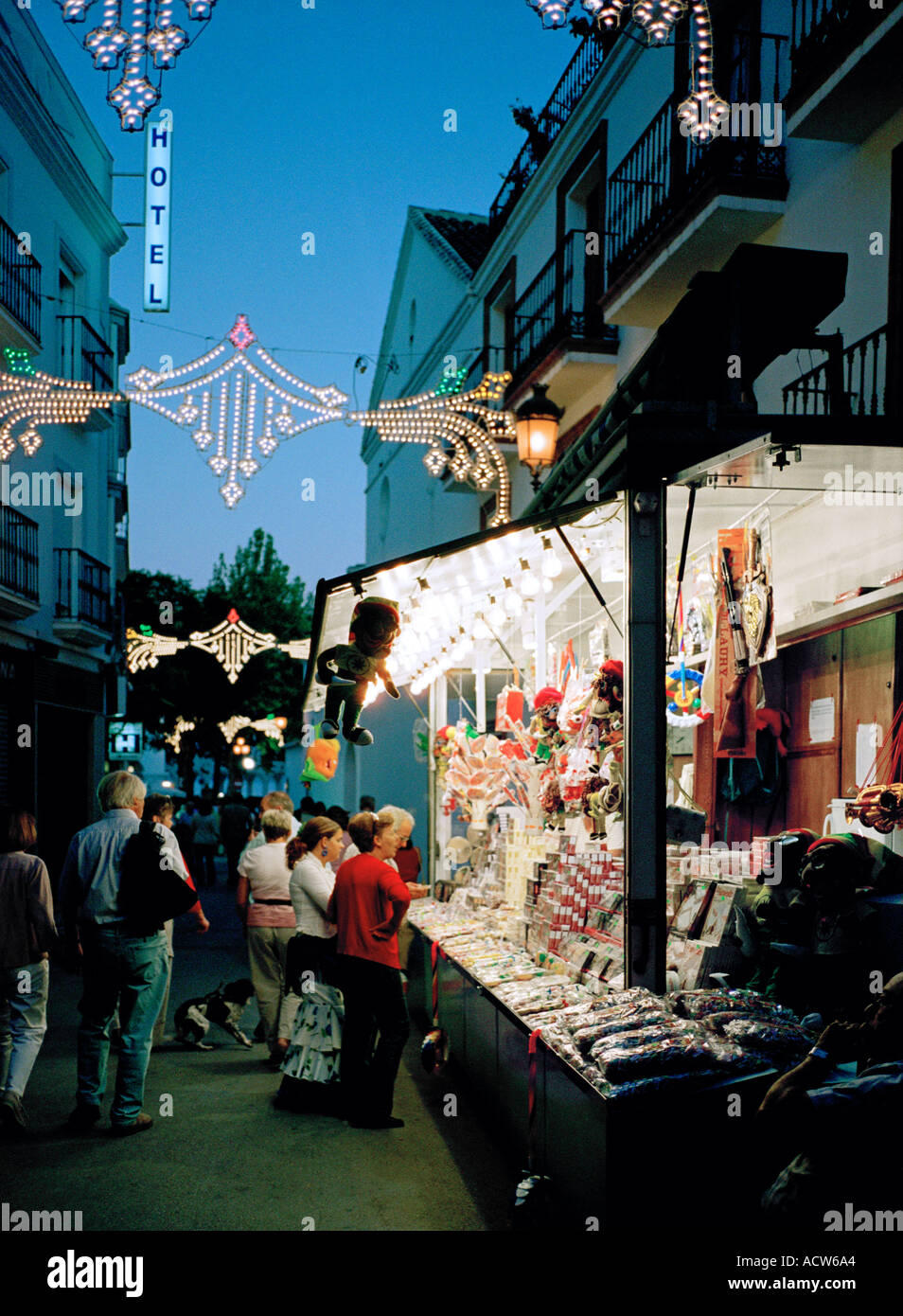 Fiesta temps dans le sud de l'Espagne et la des lumières décoratives sont en place et les vendeurs de rue font un commerce rugissant, Nerja, Málaga Banque D'Images