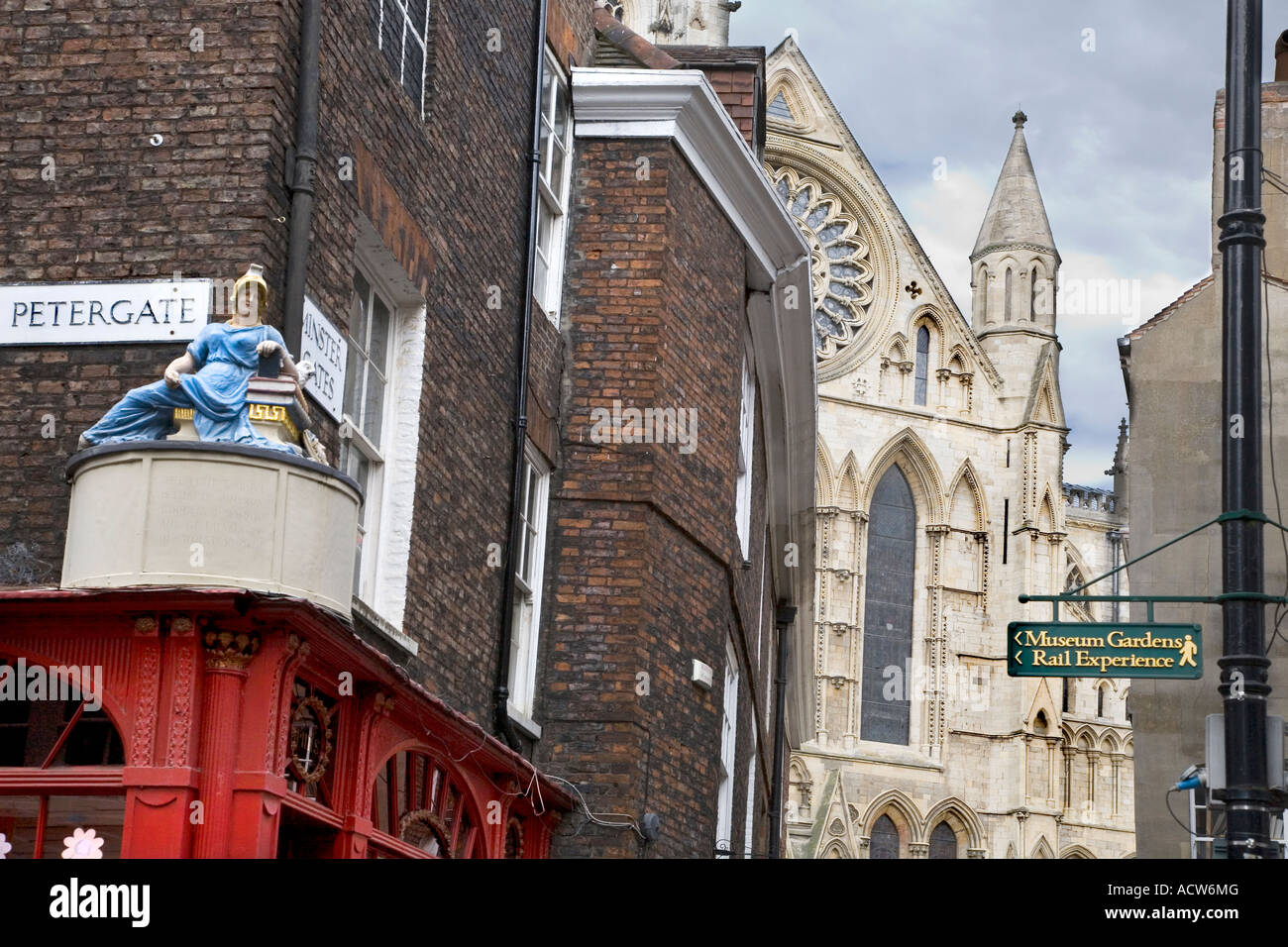 PETERGATE ET YORK MINSTER Banque D'Images
