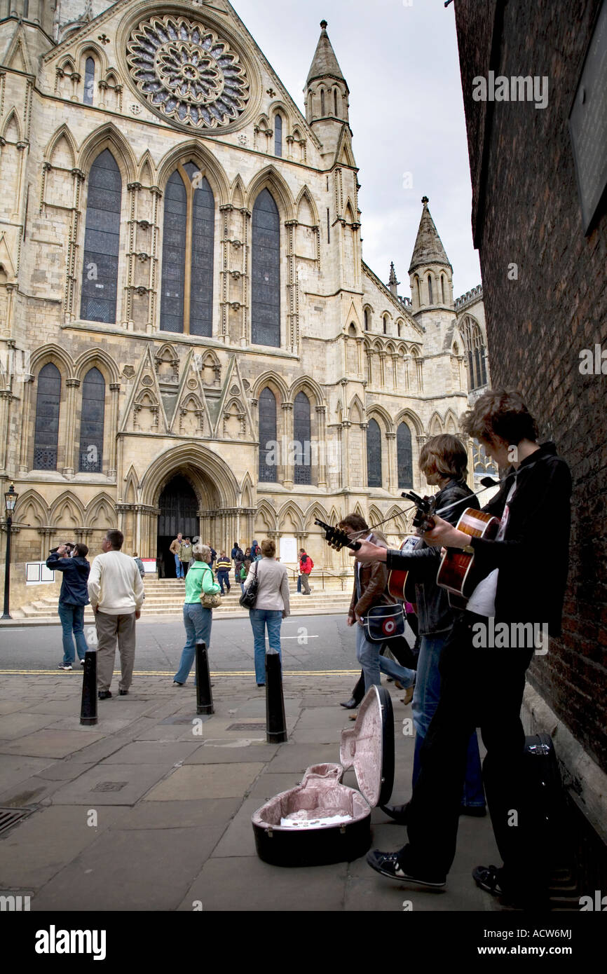 Des musiciens de rue en face de la cathédrale de York Banque D'Images