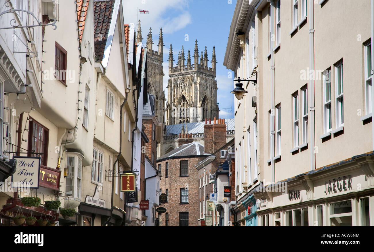 YORK MINSTER DANS L'ARRIÈRE-PLAN VUE D'UNE RUELLE Banque D'Images