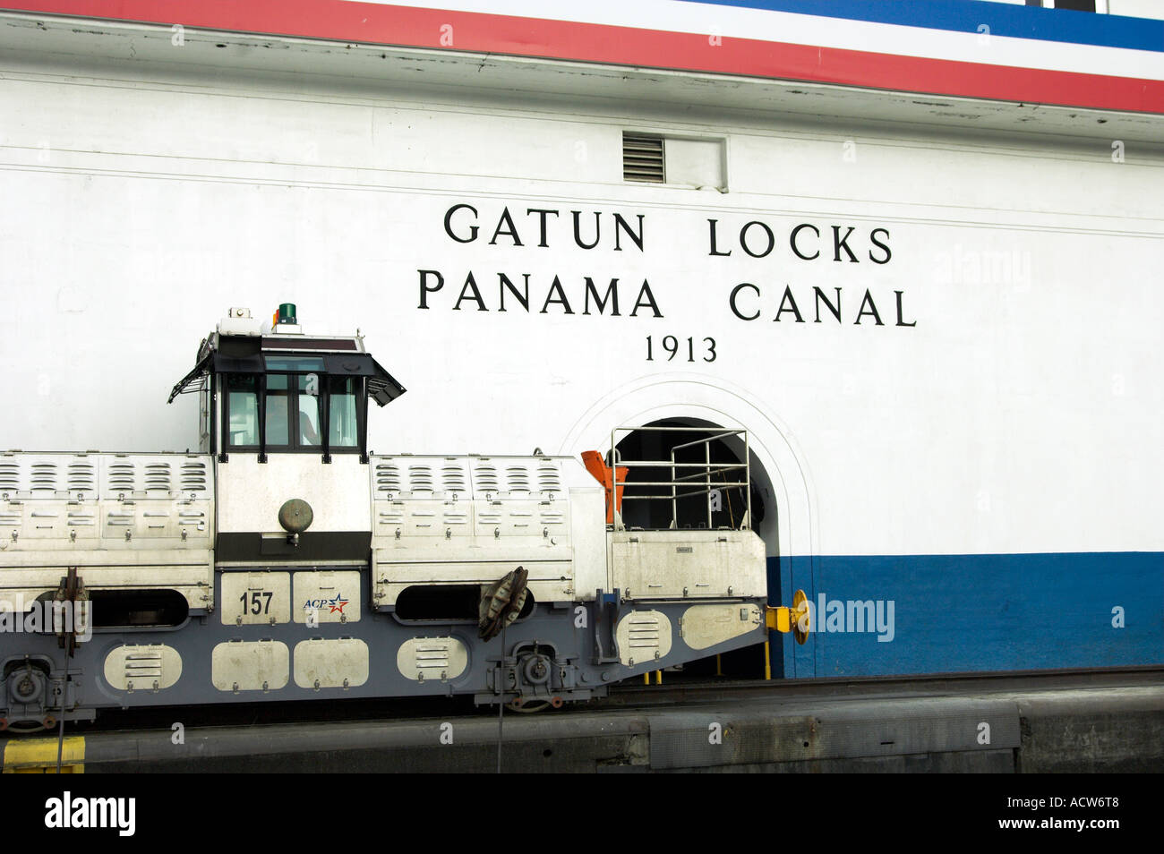 Les écluses du Canal de Panama signe avec moteur électrique mule Panama Banque D'Images