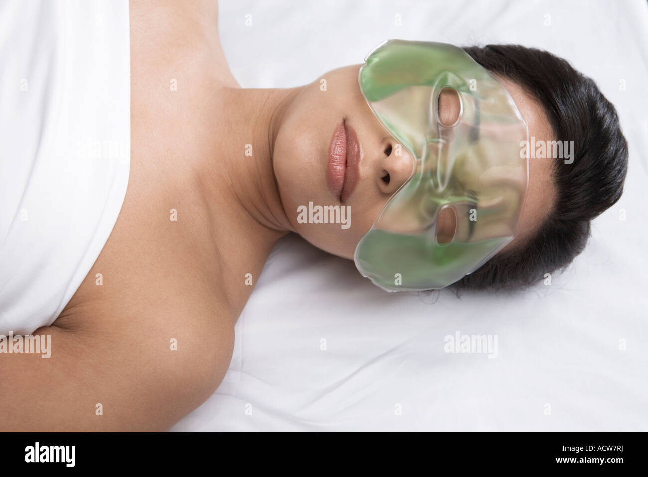 Femme portant un masque gel Banque D'Images