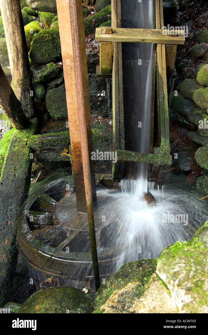 Une roue à eau et un moulin à flume à remous le long du ruisseau Roaring Fork dans le Great Smoky Mountain National Park USA Banque D'Images