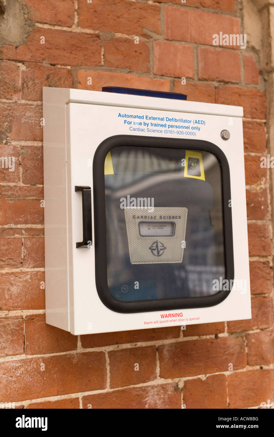 Kit d'urgence en cas de défibrillateur mur à la gare d''Aberystwyth pour utiliser si un passager souffre d'une attaque cardiaque Banque D'Images