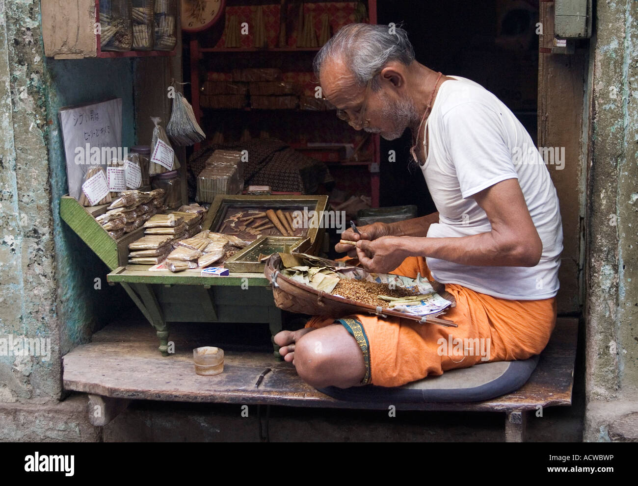 Commerçant de tabac et cigarier Varanasi Bénarès Inde Banque D'Images