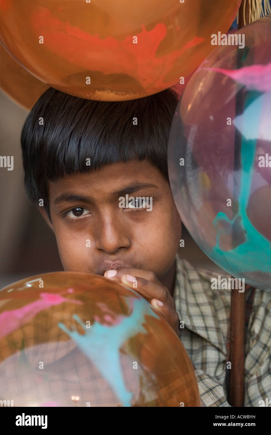 Garçon du gonflage des ballons Varanasi Bénarès Inde Banque D'Images