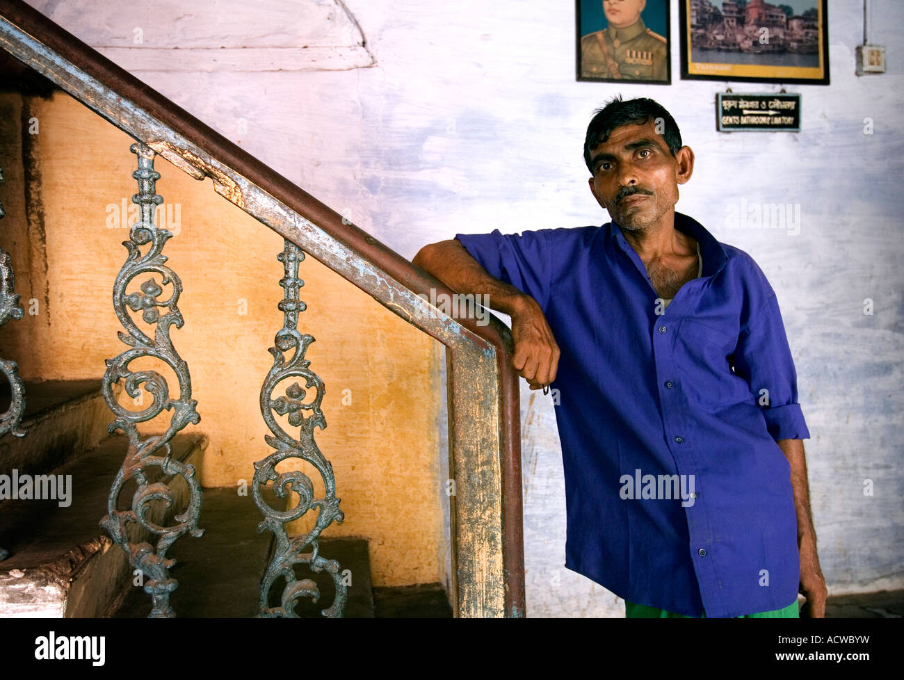 Homme debout par un escalier dans un hôpital Varanasi Bénarès Inde Banque D'Images