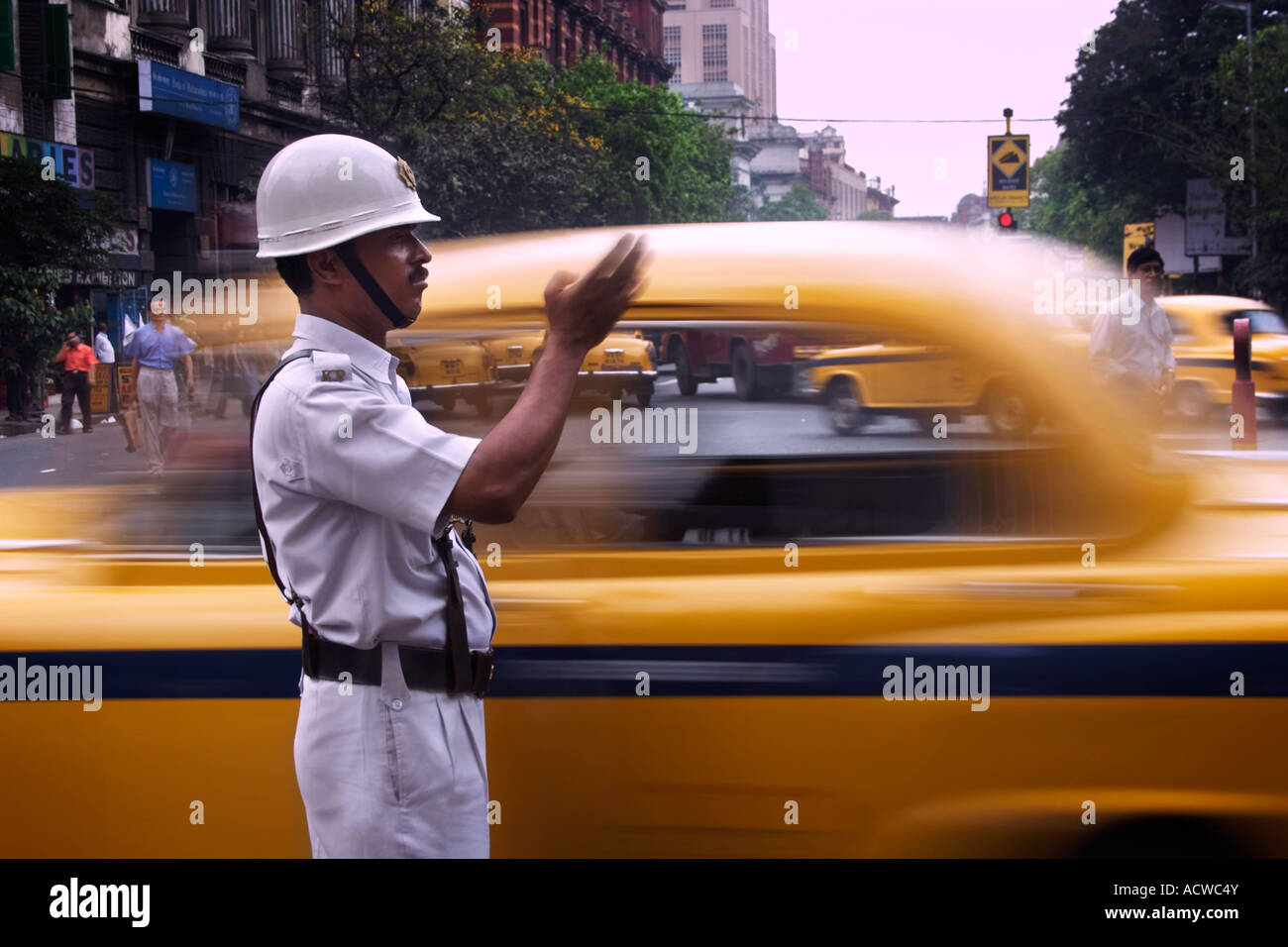 Un agent de police de la circulation des taxis direction Calcutta Kolkata Inde Banque D'Images