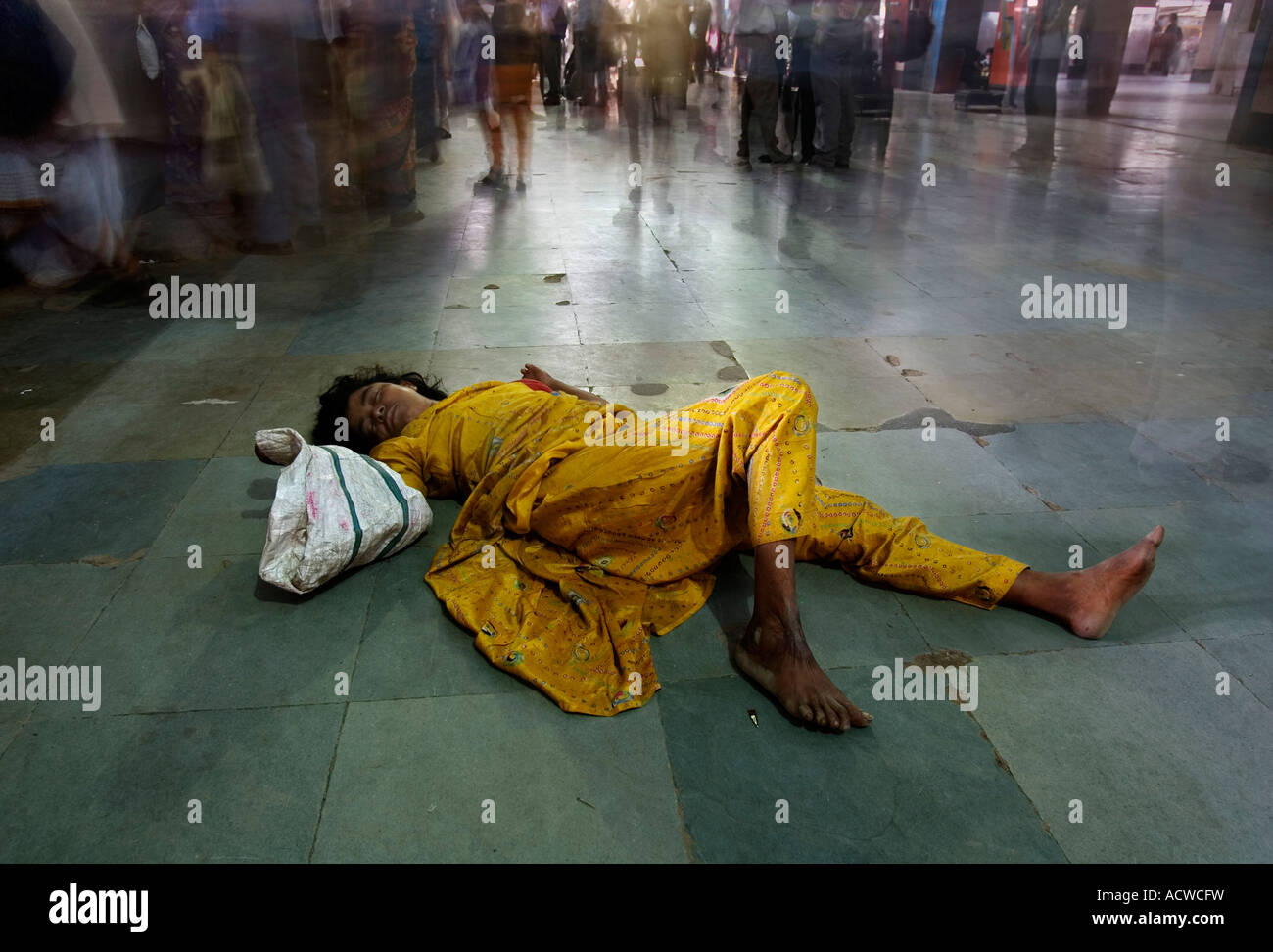 Intouchables ou dalits épuisé dormir dans le sol d'une gare Delhi Inde Banque D'Images