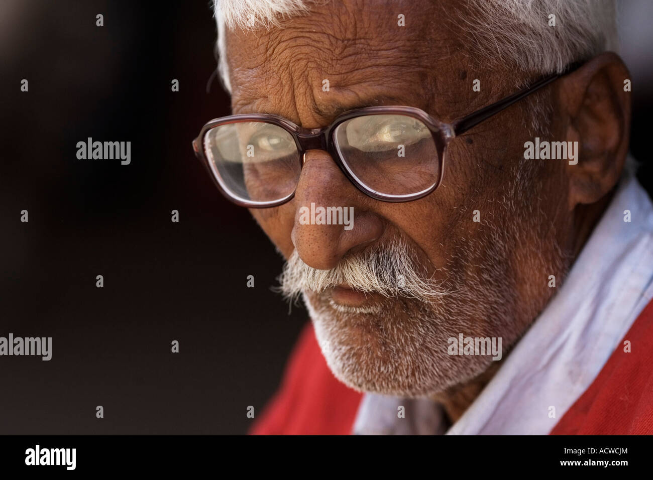 L'Homme à lunettes fortement Delhi Inde Banque D'Images