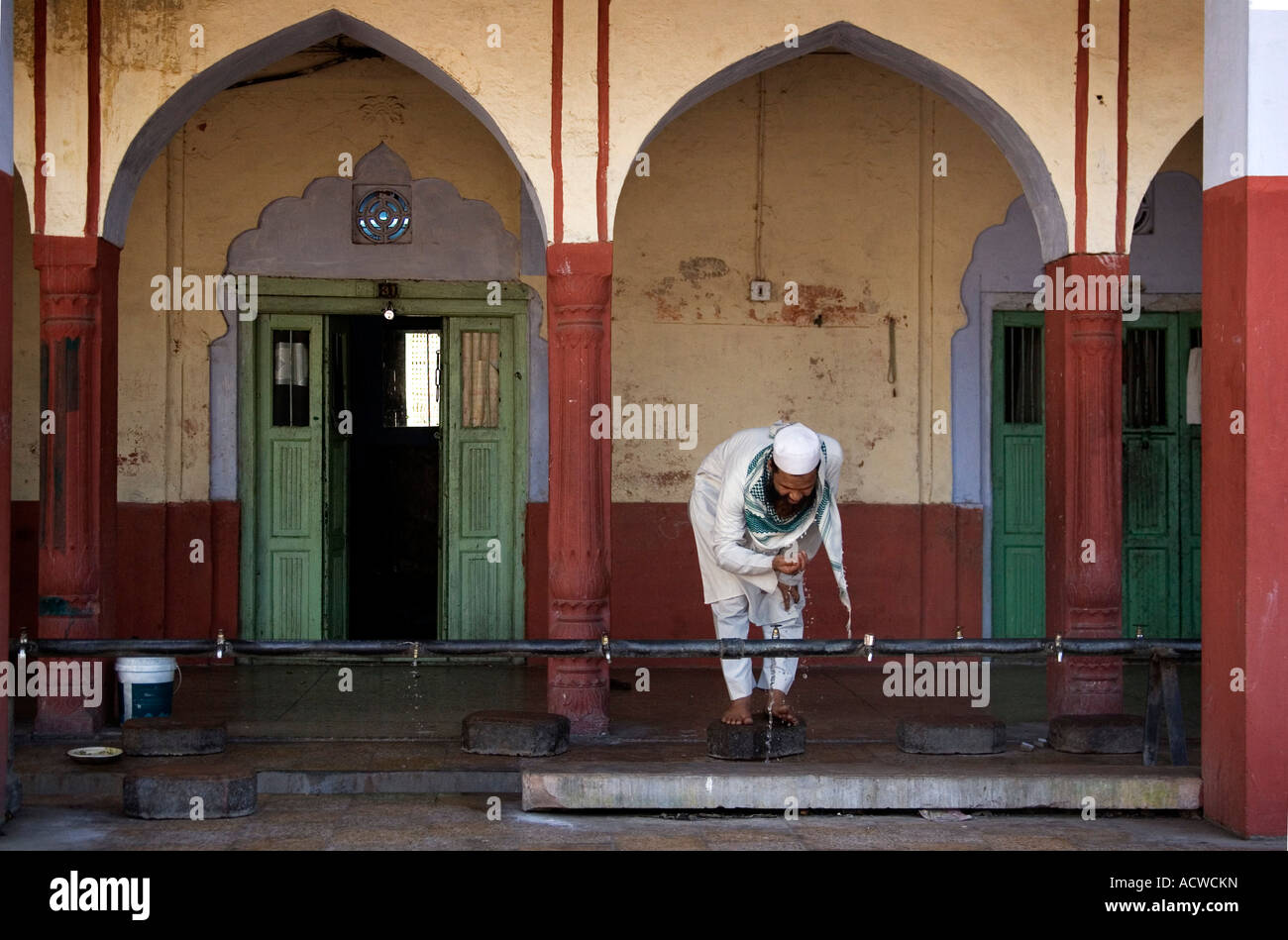 L'homme musulman devant la mosquée de lavage Inde Delhi Banque D'Images