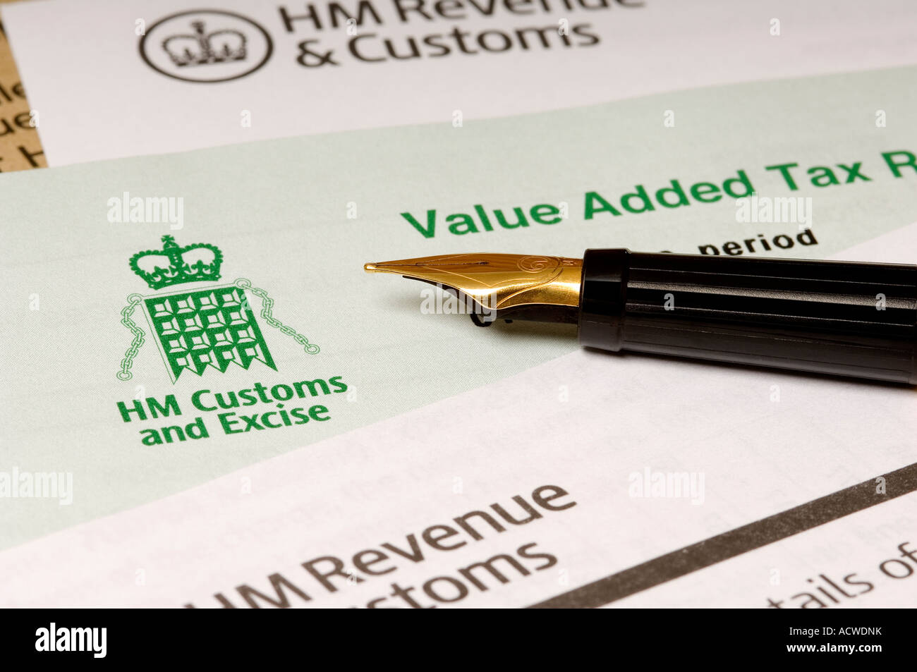 HM Recettes et valeur des douanes taxe sur la valeur ajoutée lettres de déclaration de TVA et stylo plume HMRC Angleterre Royaume-Uni Grande-Bretagne Banque D'Images