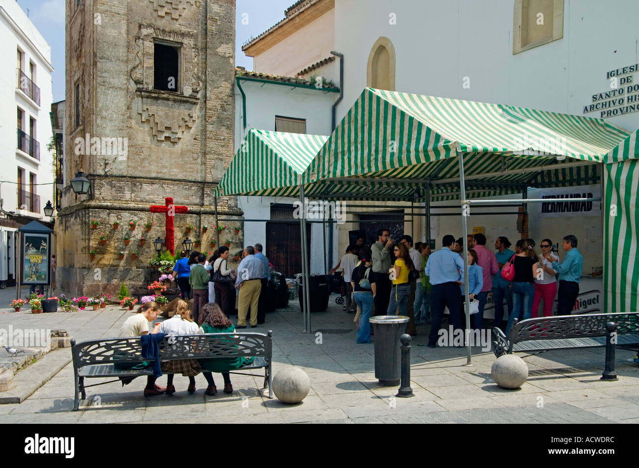 Les trois jours de la Cruces de Mayo (Croix de mai) commencer un mois une Fiesta non-stop à Cordoue, Andalousie, Espagne Banque D'Images