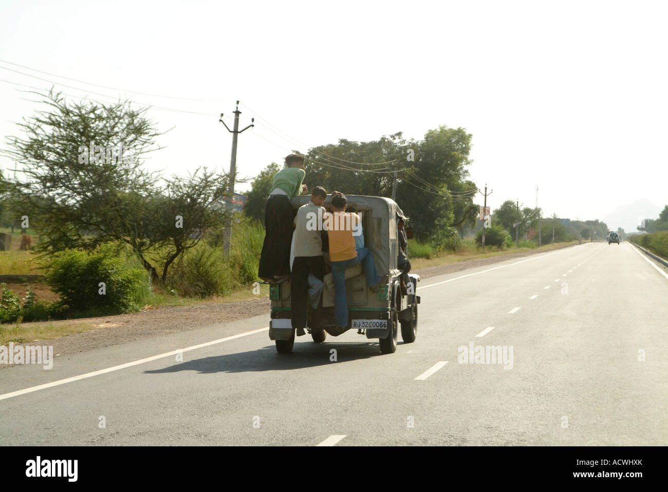 Un TAXI SURCHARGÉ SUR LA JEEP DANS L'AUTOROUTE JAIPUR RAJASTHAN INDE Banque D'Images