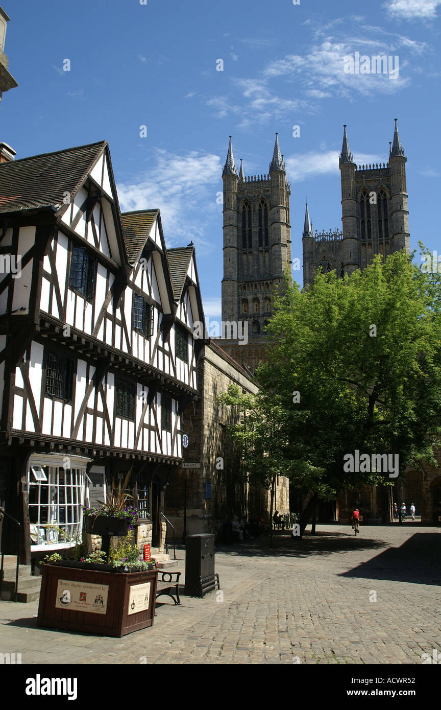 Les marchands de Castle Hill residence 1543 et la cathédrale Lincoln Lincolnshire England UK United Kingdom Europe Banque D'Images