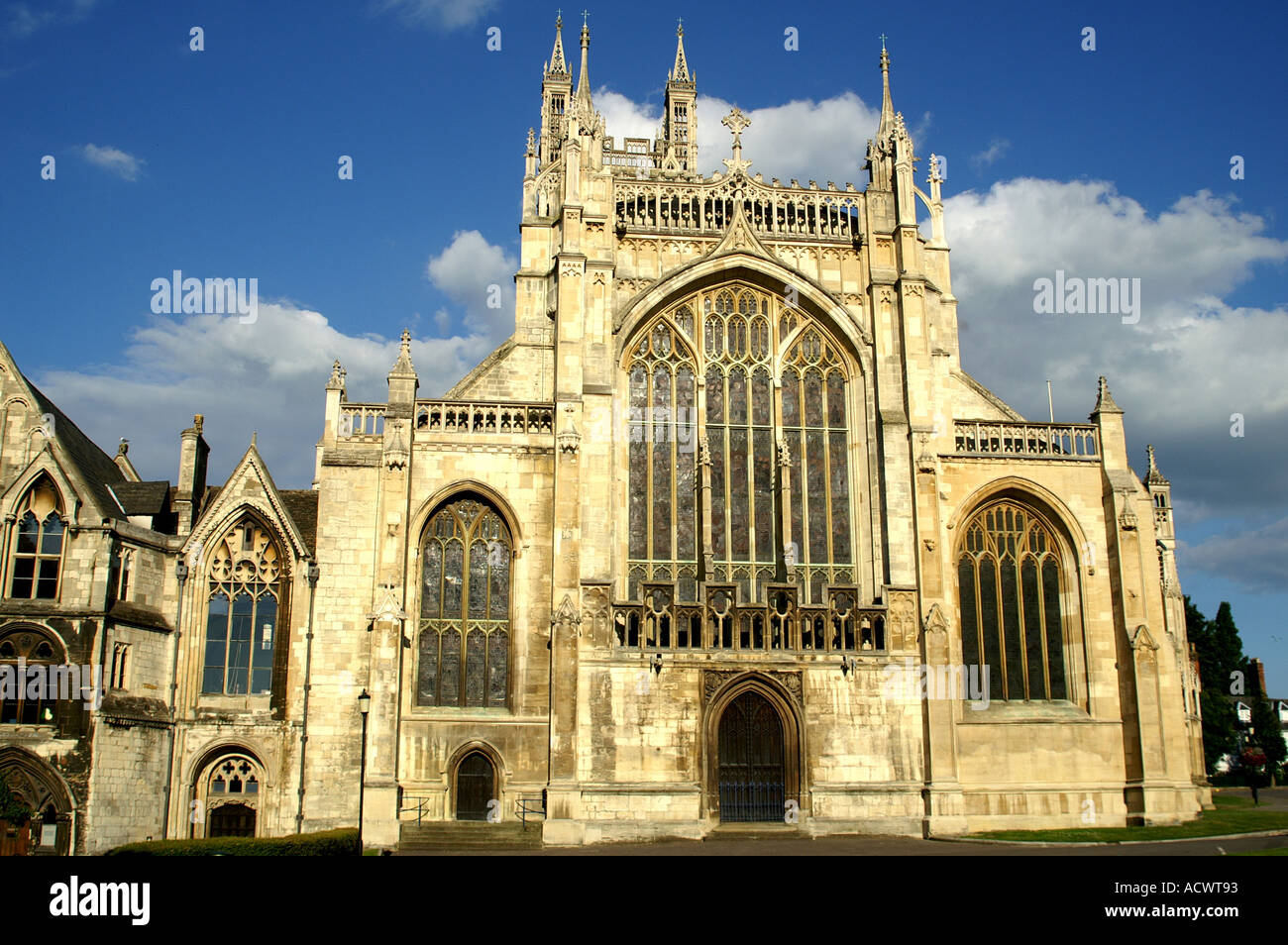 La façade de l'église cathédrale de Saint Pierre et de la Sainte et indivisible Trinité Gloucester Gloucestershire England United Banque D'Images