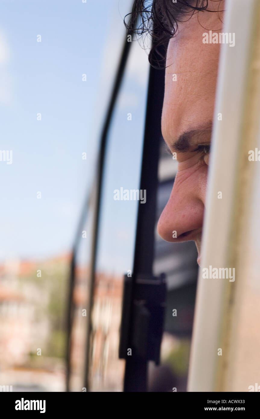 Editorial N'utilisez que le modèle ne libération Young man looking out bateau bus à Venise vu de côté avec des yeux nez front visible Banque D'Images