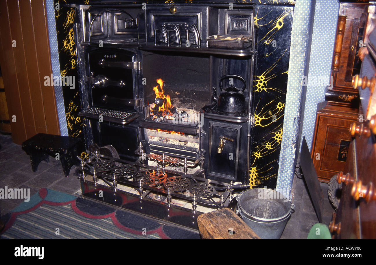 Au tournant du xxe siècle fire surround et le foyer dans une maison dans un musée Banque D'Images