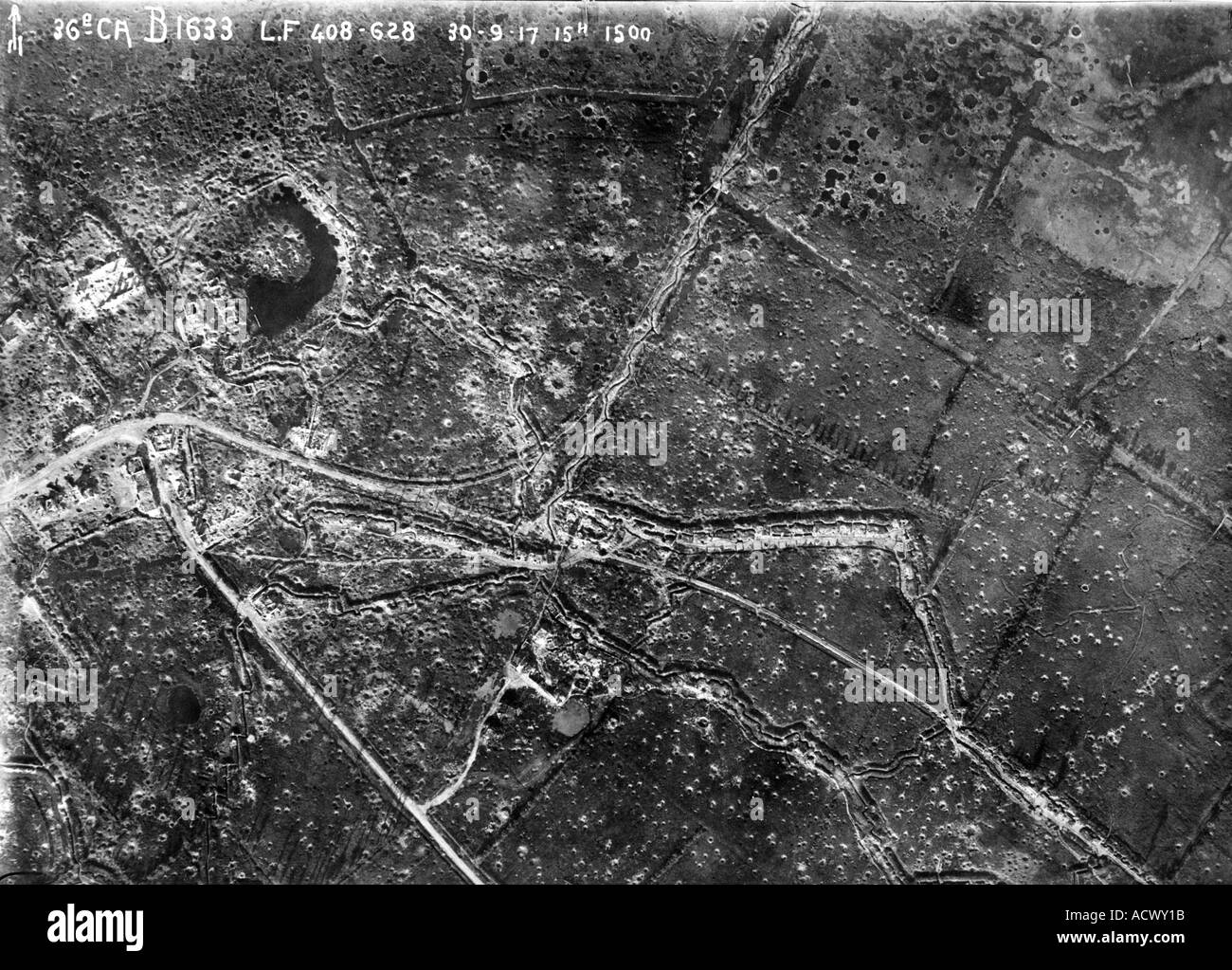 Vue aérienne de la PREMIÈRE GUERRE MONDIALE près de Ypres le 30 septembre 1917 montrant des tranchées de routes des immeubles en ruines et trous Banque D'Images