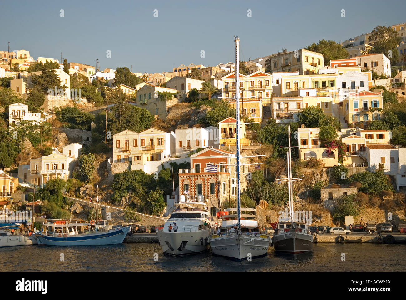 Simi Port et maisons, la Grèce. Banque D'Images
