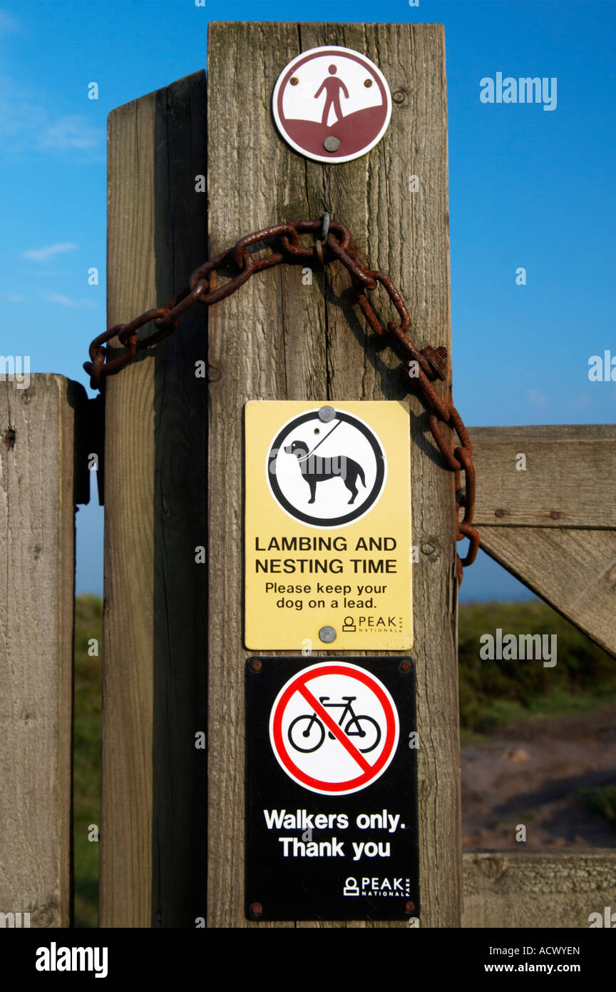 Les marcheurs seulement pas de bicyclettes et de garder votre chien en laisse signer dans le Derbyshire 'Grande-bretagne' Banque D'Images