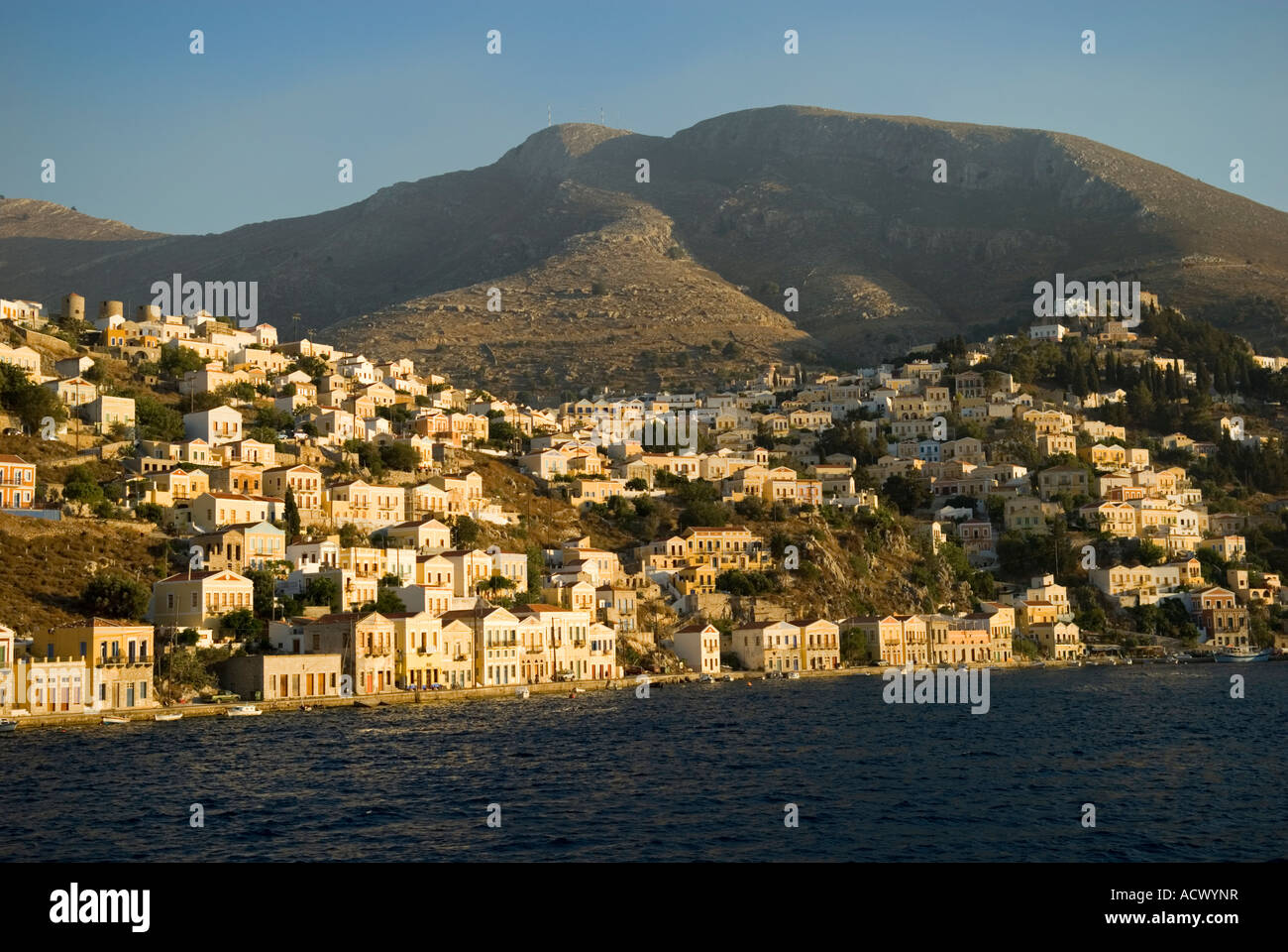L'île de Symi, les maisons et le port, la Grèce. Banque D'Images