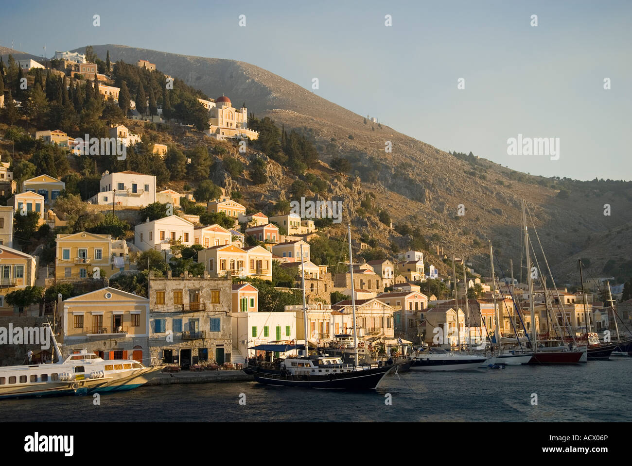 L'île de Simi, les maisons et le port, la Grèce. Banque D'Images