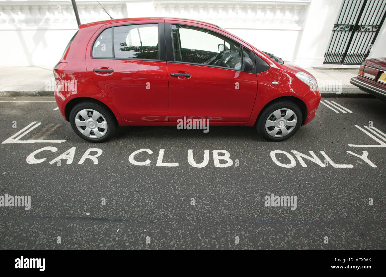 Club rouge une voiture garée dans une rue de Londres Banque D'Images