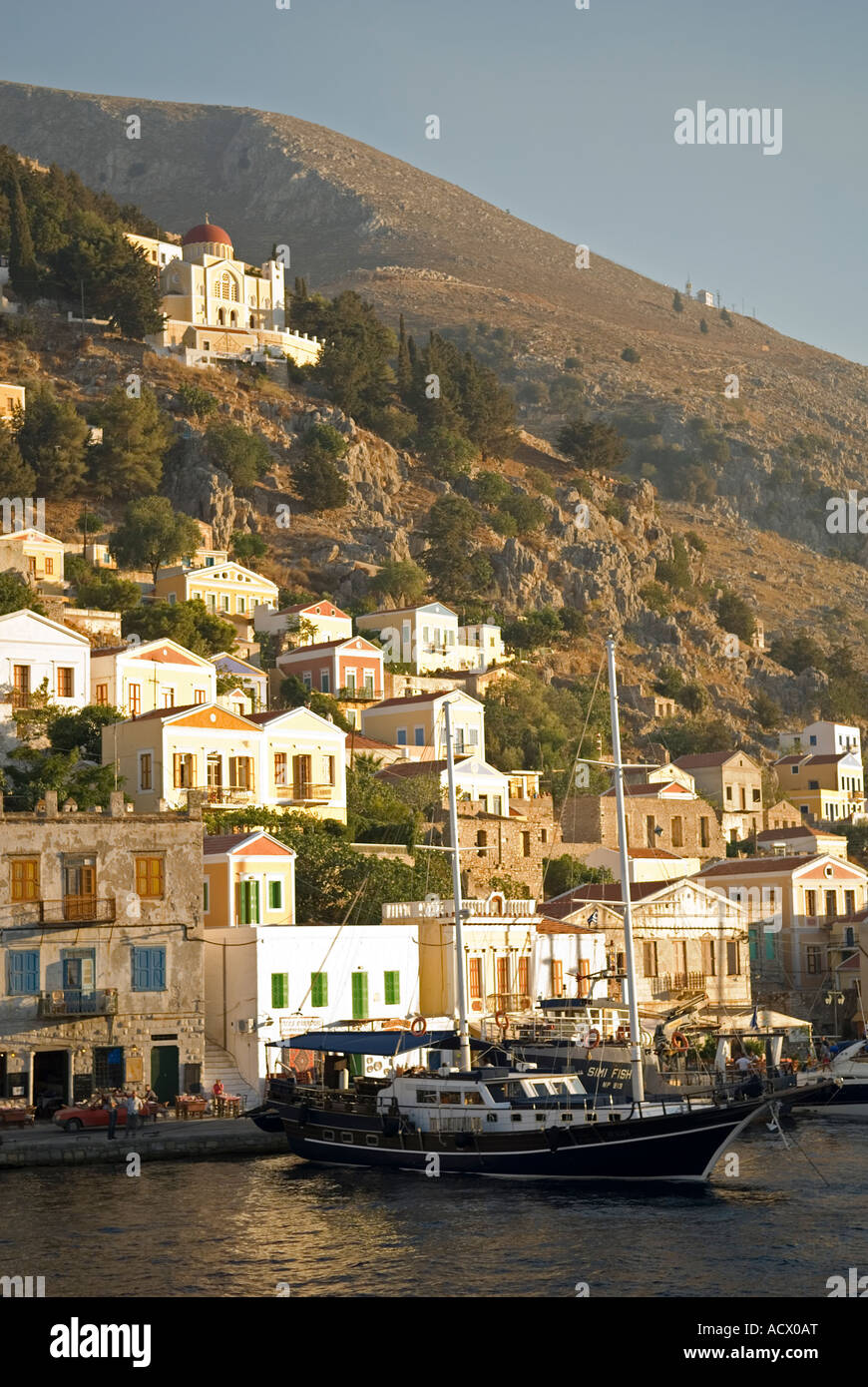 L'île de Simi, les maisons et le port, la Grèce. Banque D'Images